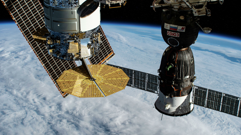 Космонавты перешли с МКС в корабль "Союз МС-17" для возвращения на Землю