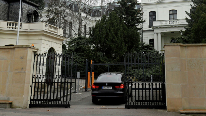 МИД Чехии назвал число остающихся в Праге сотрудников посольства России 