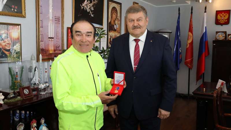 Первым памятную медаль "70 лет Байконуру" получил узбекский велопутешественник