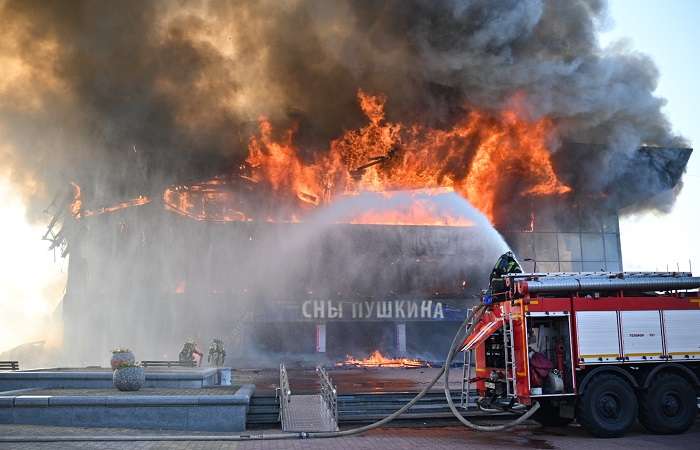 В горящем театре в Хабаровске обрушилась кровля над фойе