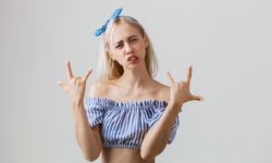 Забавные аспекты зум- секса с двумя девушками